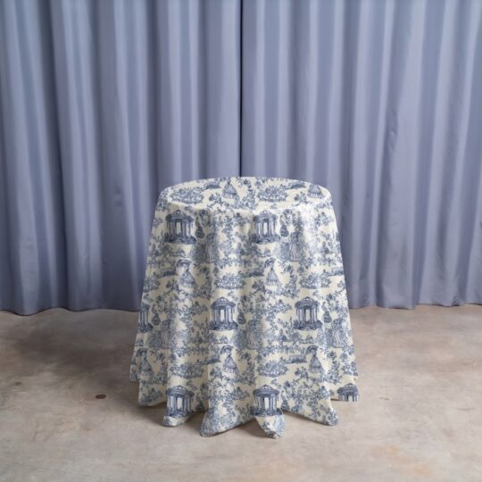 Guéridon nappé toile de jouy bleue