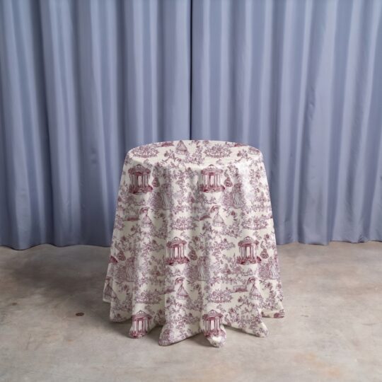 Guéridon nappé toile de jouy framboise